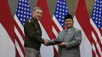 Kepala Staf Angkatan Darat AS Jenderal James McConville (kiri) berjabat tangan dengan Menteri Pertahanan Indonesia Prabowo Subianto saat mereka bertukar cinderamata dalam pertemuan mereka di Jakarta, Indonesia, Jumat, (12/5/2023). (AP Photo/Dita Alangkara)