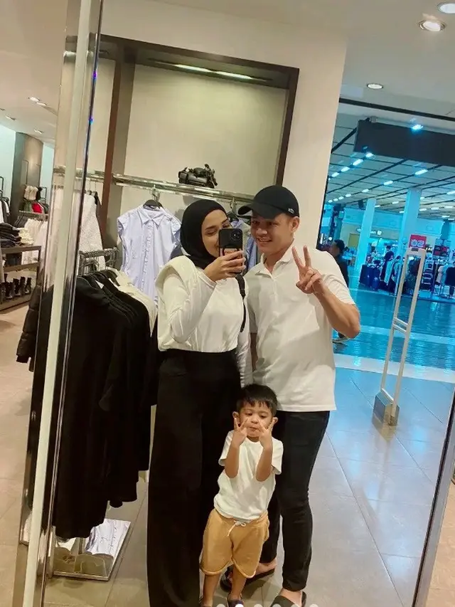 5 Potret Nadya Mustika dan Suami Usai Menikah, Tampak Kaku dan Malu-Malu