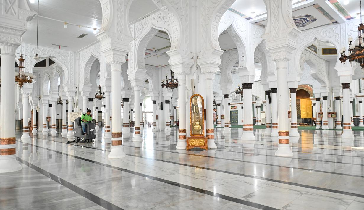 Masjid ini menjadi pusat kegiatan keagamaan dan saksi kejayaan Kerajaan Aceh. Masjid Raya Baiturrahman dibangun oleh Sultan Iskandar Muda, raja Aceh periode 1607-1636, pada 1612 M.  (AFP/CHAIDEER MAHYUDDIN)