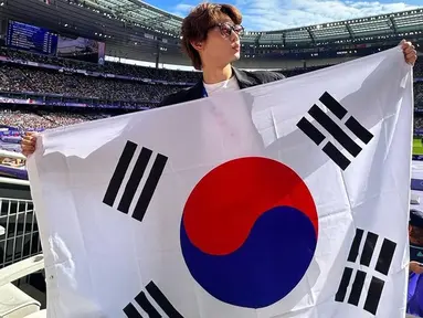 Minho SHINee membagikan potret keseruannya menonton Olimpiade Paris 2024. Ia secara langsung mendukung penuh Timnas Korea Selatan yang sedang berjuang di olimpiade. Bahkan, rapper boyband SHINee ini dengan bangga membentangkan bendera Korea Selatan di bangku penonton. (Liputan6.com/IG/@choiminho_1209)