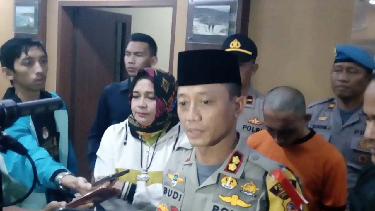 Kapolres Garut AKBP Budi Satria Wiguna didampingi Ketua P2TP2A Diah Kurnisari saat memberikan penjelasan kepada wartawan