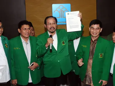 Djan Faridz (tengah) bersama pengurus PPP menunjukkan surat usai menemui Menkumham Yasonna Laoly di Jakarta, Selasa (23/11). Djan Faridz melaporkan hasil putusan PTUN yang mengabulkan gugatan PPP kubu Djan Faridz. (Liputan6.com/Helmi Fithriansyah)