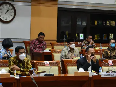 Ketua Komnas HAM Ahmad Taufan Damanik (tengah) mengikuti Rapat Dengar Pendapat (RDP) dengan Komisi III di Kompleks Parlemen, Senayan, Jakarta, Selasa (6/4/2021). Rapat membahas instrument perundang-undangan terkait HAM serta evaluasi kinerja. terakhir. (Liputan6.com/Angga Yuniar)