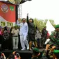 Ahok goyang dumang bersama prajurit di Makodam Jaya, Jakarta. (Liputan6.com/Ahmad Romadoni)