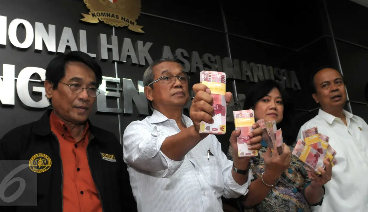 Ketua PP Muhammadiyah, Busyro Muqoddas menunjukkan sejumlah uang saat memaparkan hasil autopsi jenazah terduga teroris asal Klaten, Siyono di Jakarta, Senin (11/4). Uang senilai Rp 100 juta itu diberikan oleh pihak Polri. (Liputan6.com/Helmi Affandi)
