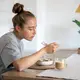 Salah satu menerapkan mindful portion dengan menggunakan piring yang berukuran kecil untuk makan. (Foto/dok: Freepik/Pvproduction)