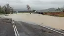 Kondisi jalanan yang terendam banjir usai topan Debbie menerjang daerah Bowen di Queensland, Australia, Rabu (29/3). Dilaporkan semua penerbangan dari dan ke Bandara Townsville serta Mackay dibatalkan. (AFP Photo / Queensland Police Service) 