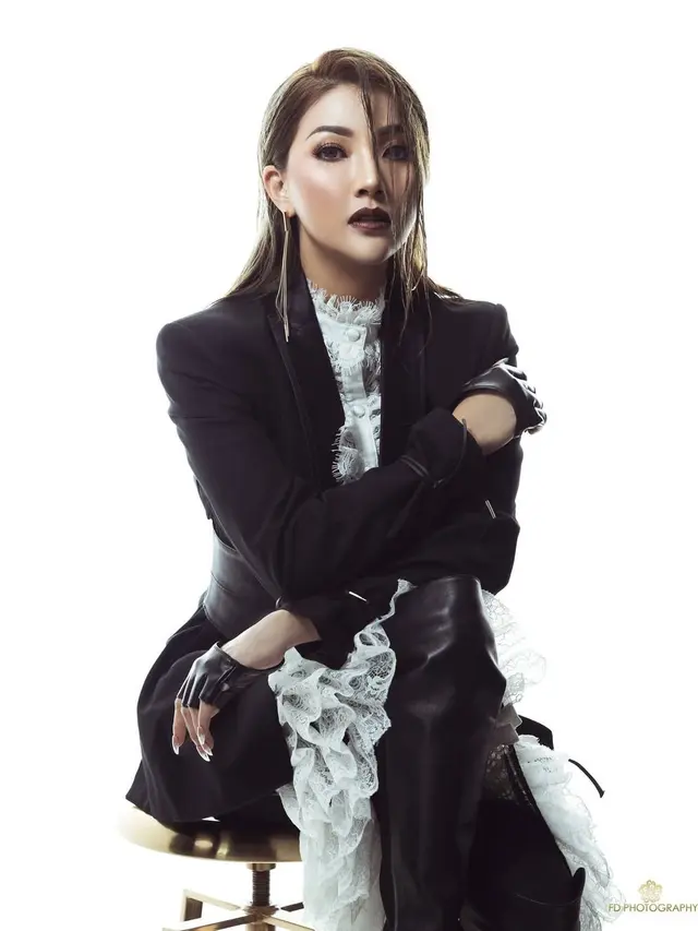 6 Gaya Pemotretan Sarwendah Bertema Black and White, Tampil Menawan