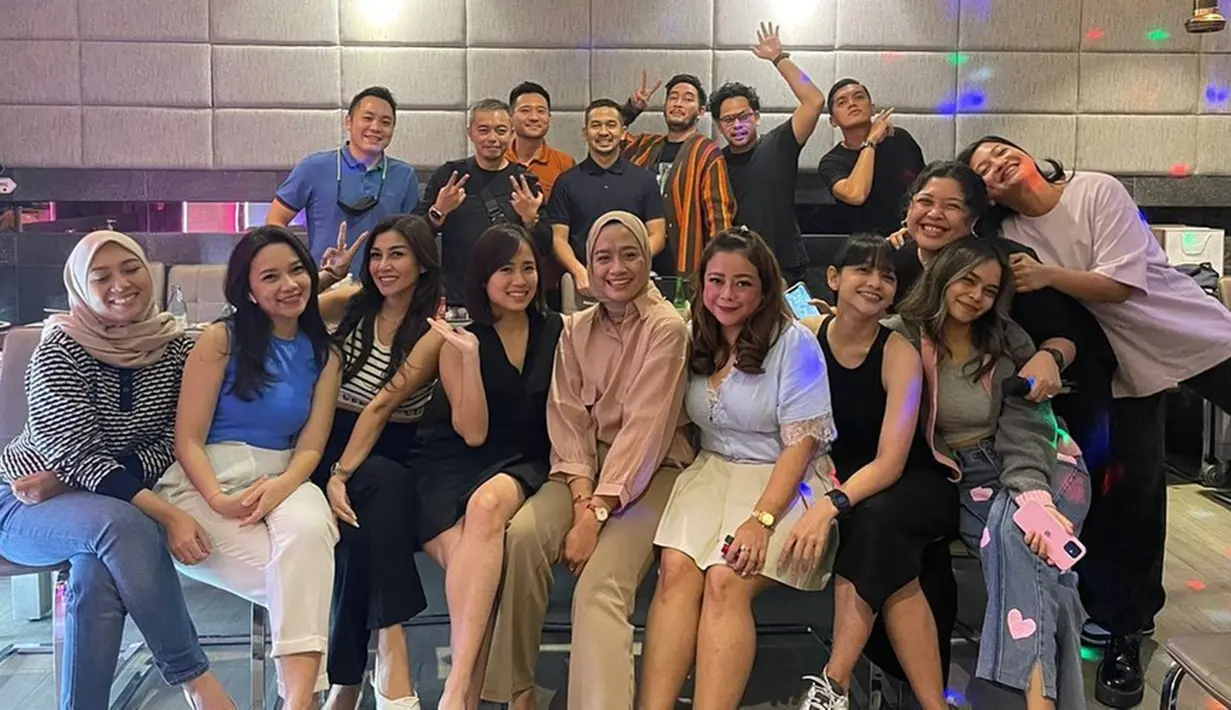Terlihat pula para sahabat dari Nisya ikut berkumpul dalam momen bahagia tersebut. Nisya juga menyebutkan, rupanya pada awalnya sang suami hanya mengajak untuk makan malam berdua.(Liputan6.com/IG/@nissyaa)