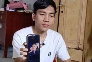 keluarga korban menunjukkan foto terduga pelaku penyekapan di Bandung. (Merdeka.com/Azzura Galexia)