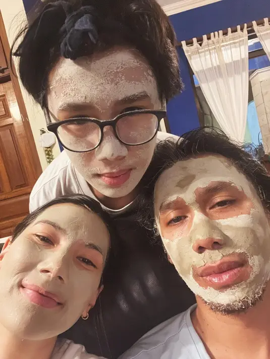 Momen itu dijalani bersama Eross dan El, seperti yang terlihat di unggahan Instagram Sarah. [Instagram @sarahcandra]