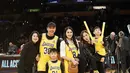 Di pertandingan NBA ini, Sandra Dewi, Harvey Moeis, serta kedua anak mereka kompak kembaran pakai jersey Lakers. [Foto: Instagram/sandradewi88]