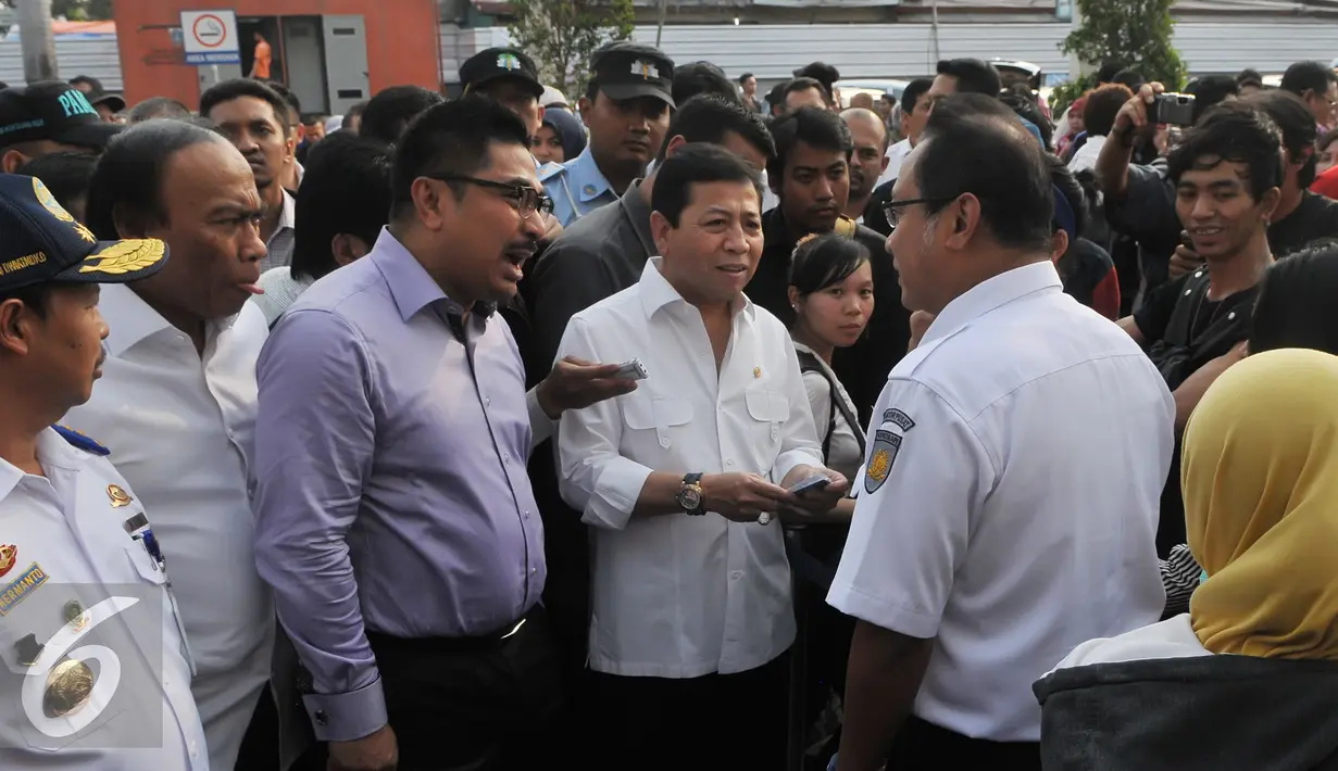 Ketua DPR Setya Novanto melakukan kunjungan ke Stasiun Senen, Jakarta, Selasa (7/7/2015). Kunjungan itu dilakukan untuk meninjau kesiapan transportasi kereta api pada arus mudik hari raya Idul Fitri 1436 H. (Liputan6.com/Herman Zakharia)