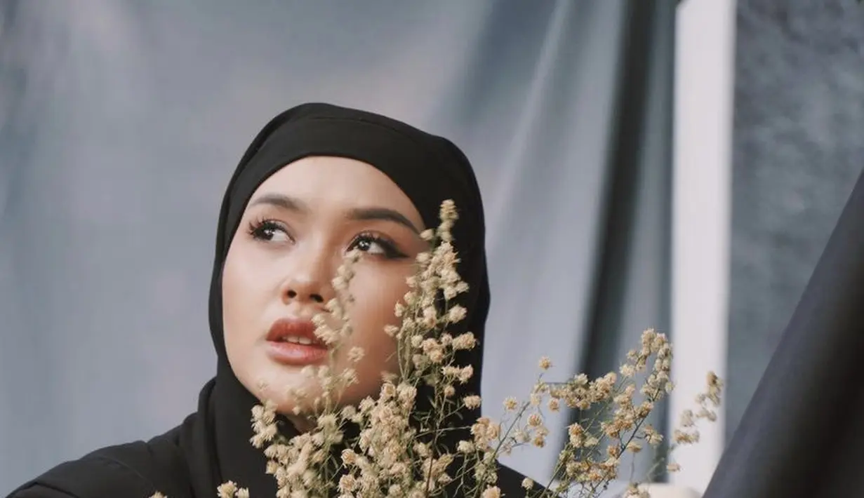 Cita Citata pun kembali mengenakan kerudung hitamnya. Kali ini ia tampil dengan makeup bernuasa orange.(@cita_citata)