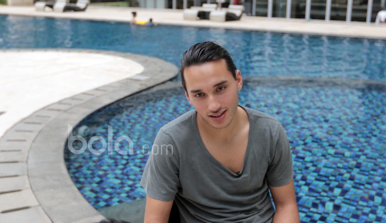 Ezra Walian lahir pada tanggal 22 Oktober 1997 (19 tahun) di Amsterdam, Belanda. (Bola.com/Nicklas Hanoatubun)