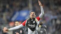 Hugo Ekitike dari Eintracht Frankfurt&nbsp;berselebrasi di akhir pertandingan Bundesliga antara VfL Bochum dan Eintracht Frankfurt di Vonovia Ruhrstadion di Bochum, Jerman, Minggu, 16 Maret 2025. (Anke Walischmiller/dpa via AP)