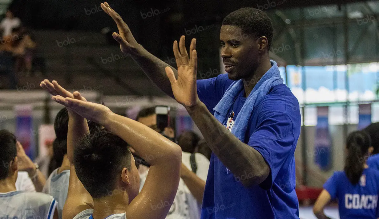Pebasket NBA dari klub Charlotte Hornets, Marvin Williams, memberikan pelatihan kepada pebasket muda Indonesia di Cilandak Sports Center, Jakarta Selatan, Sabtu (27/8/216). (Bola.com/Vitalis Yogi Trisna) 