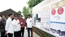 Menteri Pekerjaan Umum dan Perumahan Rakyat (PUPR) Basuki Hadimuljono menunjukkan data kepada Presiden Jokowi saat meninjau pelaksanaan padat karya di Desa Kukuh, Kecamatan Marga, Tabanan, Bali, Jumat (23/2). (Liputan6.com/Pool/Biro Pers Setpres)