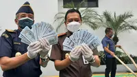 Uang palsu tersebut merupakan barang bukti kejahatan di sekitar Tangerang dan Bandara Internasional Soekarno Hatta, pada periode April hingga Agustus 2021. (Liputan6/Foto: Pramita Tristiawati)