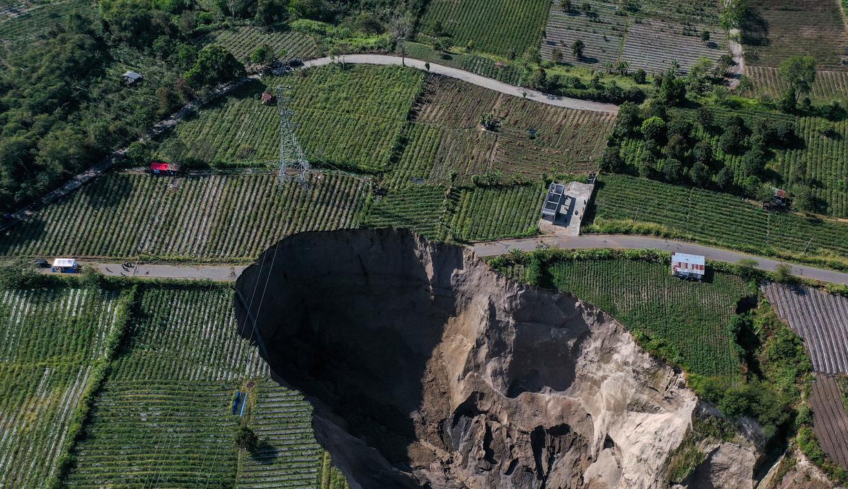 Pergerakan tanah yang aktif juga mengancam permukiman warga serta puluhan hektare lahan perkebunan di sekitar lokasi. Hingga kini, pemerintah setempat masih berupaya mencari solusi untuk mencegah longsoran meluas. Tampak foto udara menunjukkan lokasi longsor di Desa Pondok Balik, Kecamatan Ketol, Aceh Tengah, provinsi Aceh pada 1 Februari 2026. (Fadly/AFP)