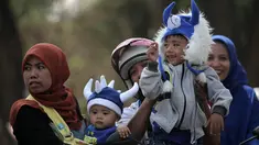 Anak-anak ditemani orang tua hadir dalam acara parade Persib Bandung Juara Piala Presiden 2015 di Kota Baru, Bandung, Minggu (25/10/2015). (Bola.com / Nicklas Hanoatubun)
