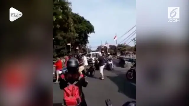 Beredar viral rekaman seorang pria asing membantu mengatur kemacetan lalu lintas di Bali.