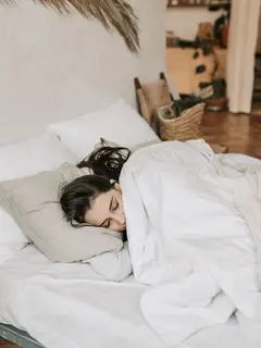 Kebiasaan tidur yang baik tidak hanya mendukung kesehatan tubuh, tetapi juga berperan dalam menjaga kondisi kulit. (Foto/Dok: Pexels)