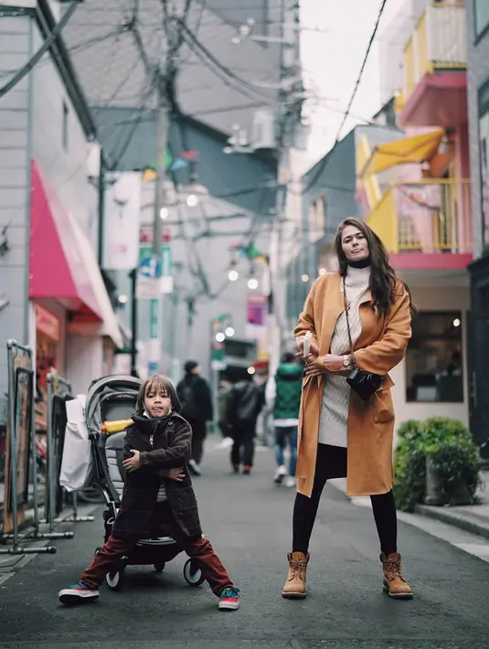 Momen saat Sabai, Bjorka, dan Ringgo berjalan-jalan di kota Tokyo, Jepang. (Sumber: Instagram @ringgoagus)