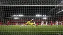 Penyerang Liverpool, Thiago Alcantara, mencetak gol ke gawang Southampton pada laga Liga Inggris di Stadion Anfield, Minggu (9/5/2021). Liverpool menang dengan skor 2-0. (Phil Noble/Pool via AP)