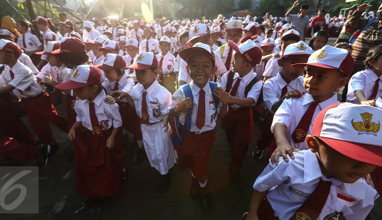 Antusias sejumlah anak pada hari pertama sekolah di SDN Pasar Baru 05, Jakarta, Senin (18/7). Usai libur Idul Fitri, para siswa kembali beraktivitas mengikuti pelajaran di sekolah untuk tahun ajaran 2015-2016. (Liputan6.com/Faizal Fanani)