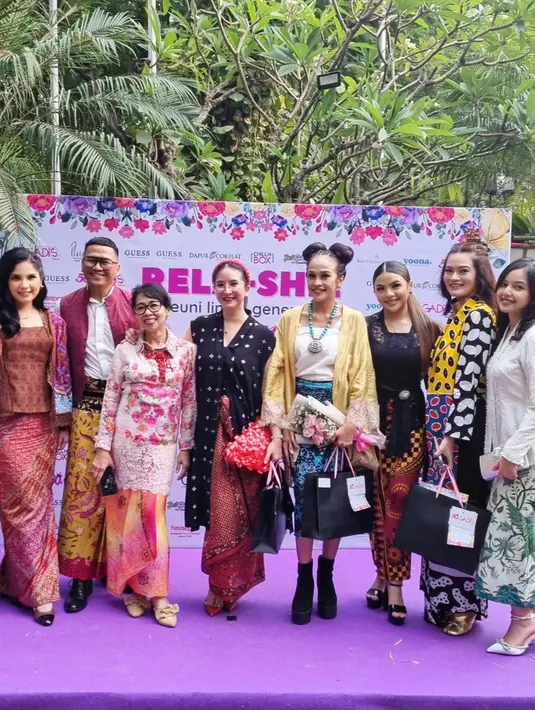 Penampilan para artis senior saat hadir dalam reuni GADIS Sampul lintas generasi. "Rela - She (Reuni Lintas Generasi) Selasa, 26 September 2023 Plataran, Dharmawangsa," tulis Melly Manuhutu yang merupakan juara ketiga GADIS Sampul 1990. [Instagram/novitaangie]
