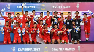 Timnas Indonesia merayakan raihan medali emas di podium setelah memenangkan pertandingan final sepak bola putra melawan Thailand dalam SEA Games ke-32 di Phnom Penh pada 16 Mei 2023. (Nhac NGUYEN/AFP)