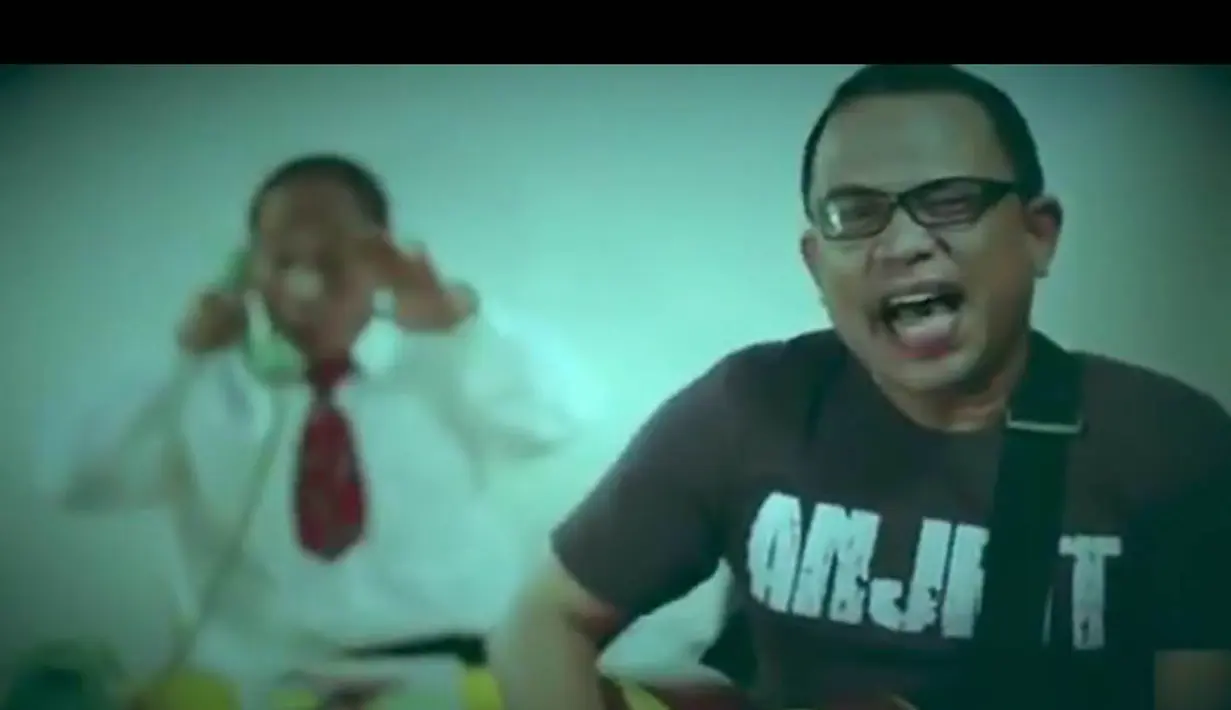 Nama Bona Paputungan mendadak terkenal setelah menciptakan sebuah lagu tentang mafia pajak berjudul “Andai Aku Jadi Gayus”. Walau jarang muncul rupanya Bona mulai mencuat lagi namanya ketika Pemilu 2014 kemarin. (Istimewa)