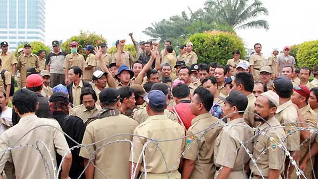 Marzuki Ditimpuki Botol dan Disoraki Kades