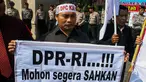 Puluhan pengacara yang tergabung dalam Kongres Advokat Indonesia (KAI) menggelar unjuk rasa di depan Gedung DPR, Jakarta, Rabu (24/9/2014) (Liputan6.com/Faizal Fanani)