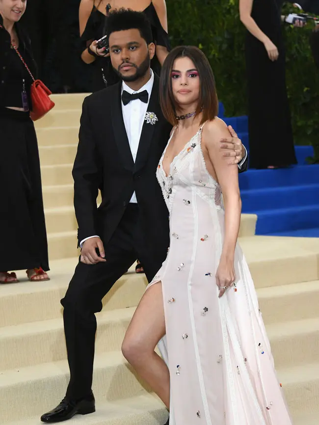 “Satu hari setelah resmi berpacaran, The Weeknd sudah yakin bertemu dengan jodohnya dan bersumpah untuk menikahi gadis tersebut (Selena). Semakin mengena Selena, keyakinan itu pun semakin muncul,” tambah sumber. (AFP/Angela Weis)