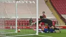 Pemain Chelsea Olivier Giroud mencetak gol ke gawang Liverpool pada pertandingan Liga Inggris di Anfield Stadium, Liverpool, Inggris, Rabu (22/7/2020). Liverpool mengalahkan Chelsea dengan skor 5-3. (Paul Ellis, Pool via AP)
