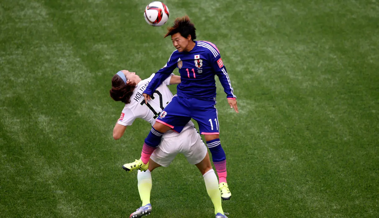 Penyerang Jepang, Shinobu Ohno (kanan)( berebut bola udara dengan gelandang Lauren Holiday di final Piala Dunia wanita di BC Place, Vancouver, Kanada, Senin (6/7/2015). Amerika mengalahkan Jepang dengan skor 5-2. (Reuters/Erich Schlegel)