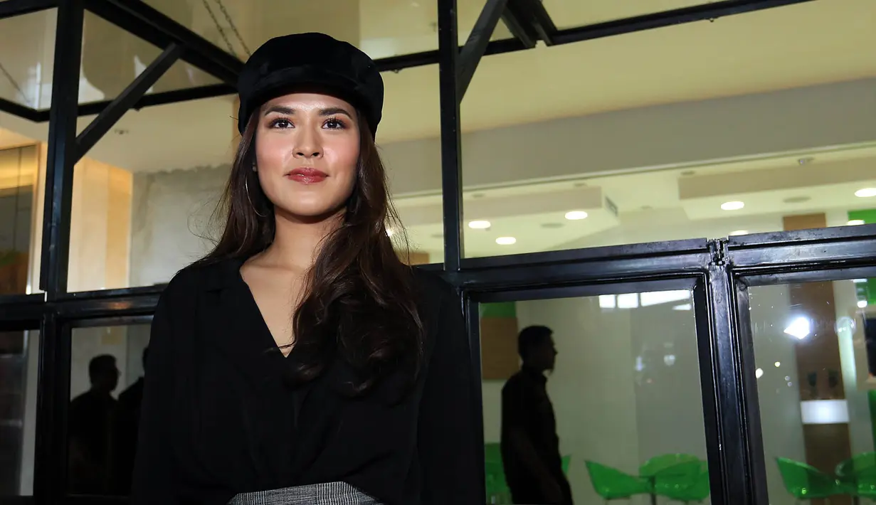 Saat jumpa pers kedua penyanyi beda generasi itu juga saling memuji. Raisa merasa selalu tersanjung saat bersama dengan mama Ina. Sedangkan Vina mengaku suka dengan suara penyanyi istri Hamish Daud itu. (Deki Prayoga/Bintang.com)