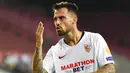 Pemain Sevilla, Suso, melakukan selebrasi usai mencetak gol ke gawang Manchester United pada laga semifinal Liga Europa di Stadion RheinEnergie, Senin (17/8/2020). Sevilla menang 2-1 atas Manchester United. (Marius Becker/dpa via AP)