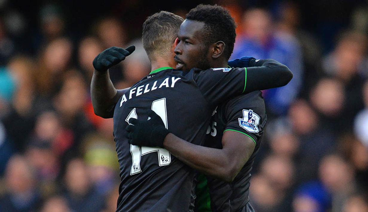 Penyerang Stoke, Mame Diouf, merayakan gol yang dicetaknya ke gawang Chelsea. Gol penyeimbang Stoke tercipta pada menit ke-85. (AFP/Glyn Kirk)