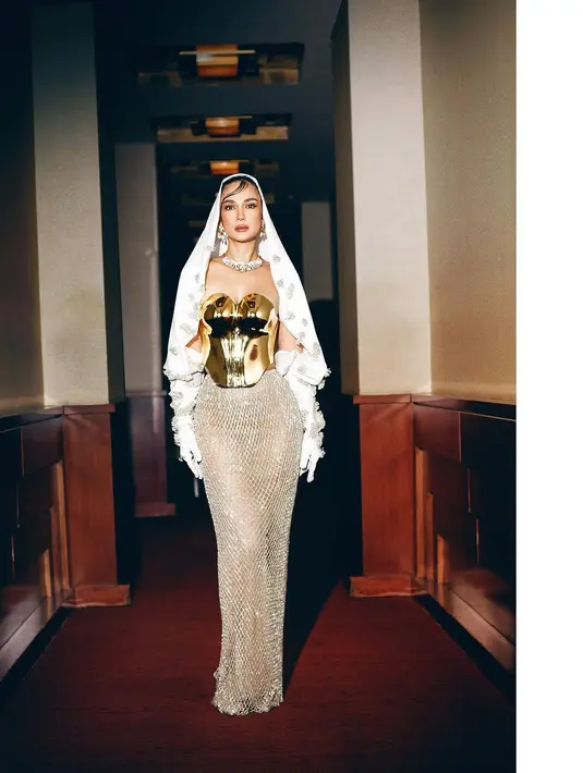 Bukankah pantas jika penampilan Luna Maya di sini banjir pujian dari netizen, Sahabat FIMELA? Bagaimana menurutmu? Foto: Instagram.