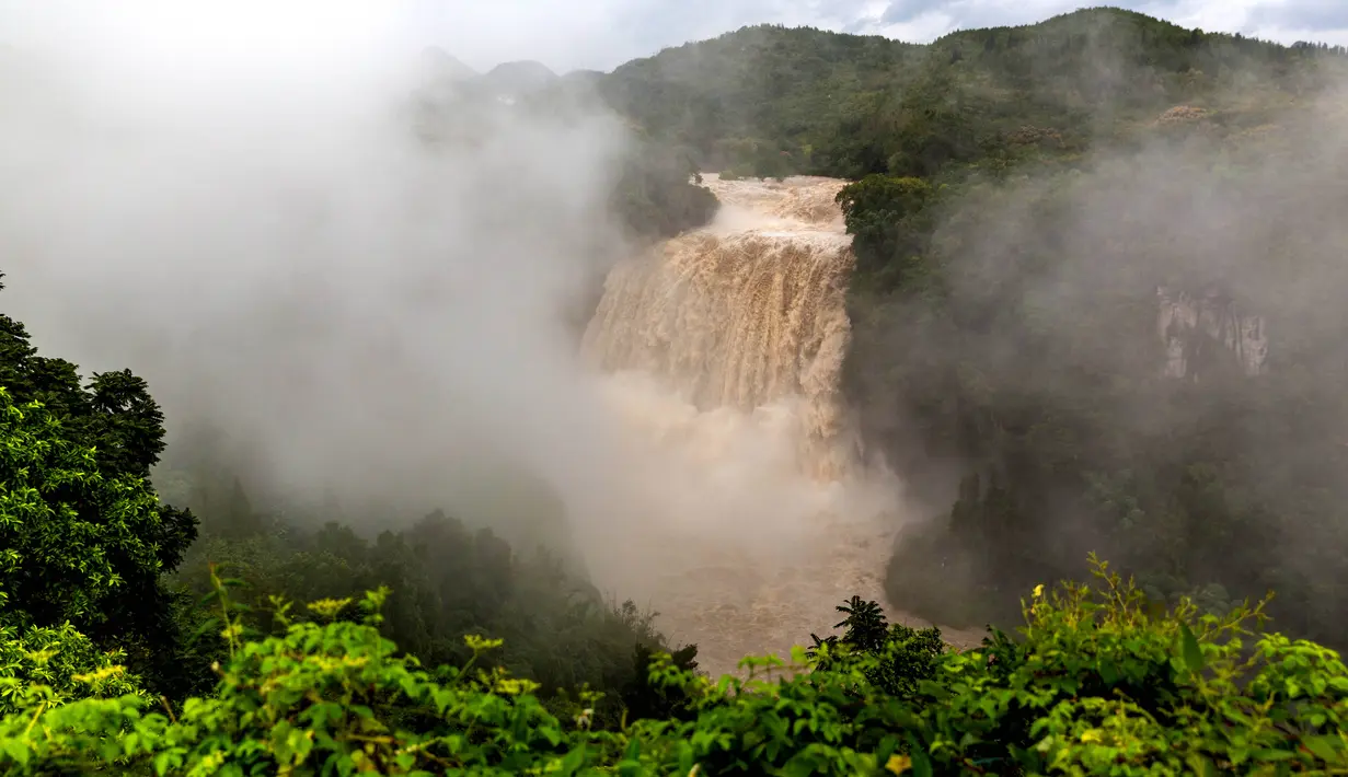 Foto yang diabadikan pada 6 September 2020 ini menunjukkan pemandangan Air Terjun Huangguoshu di Kota Anshun, Provinsi Guizhou, China barat daya. (Xinhua/Chen Xi)