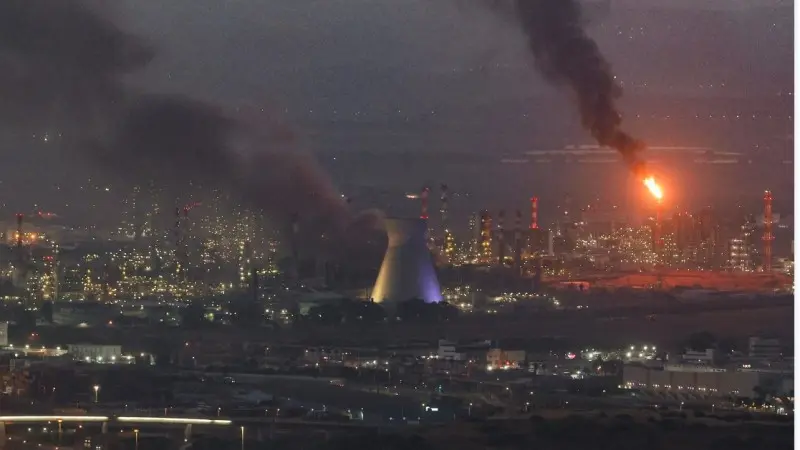 Warga Lebanon Nekat Gelar Pesta dengan Latar Rudal Iran Hantam Israel.  (Ahmad GHARABLI/AFP)