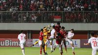 Kemelut di lini belakang Vietnam dalam laga Piala AFF U-16 2022 saat melawan Timnas Indonesia U-16 di Stadion Maguwoharjo, Sabtu (6/8/2022) (Bola.com/Hery Kurnaiwan)