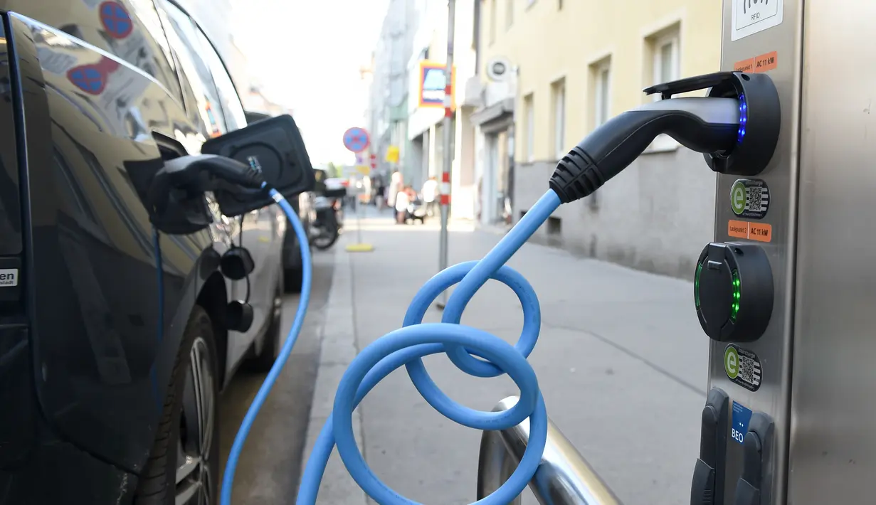 Mobil listrik sedang diisi daya di sebuah stasiun pengisian daya umum di Wina, Austria (14/7/2020). Menurut Asosiasi Federal Austria untuk Mobilitas Listrik, 4.805 mobil bertenaga listrik penuh telah didaftarkan di Austria hingga akhir Juni tahun ini, atau 4,3 persen dari seluruh pendaftaran mobil b
