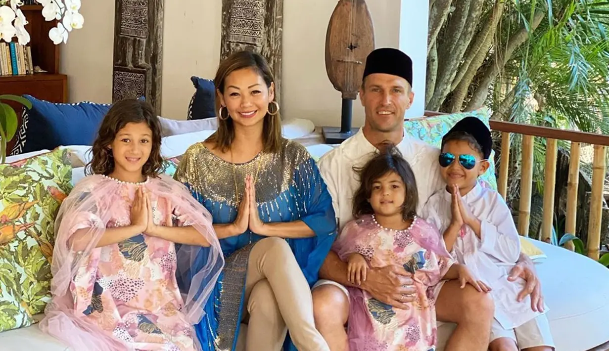 Ketika menikah pada 18 September 2011 silam, Justin Werner yang beragama nasrani pun pindah keyakinan menjadi seorang muslim. Setelah mualaf, ia pun membubuhkan 'Ibrahim' sebagai nama depannya. (Liputan6.com/IG/indahkalalo)