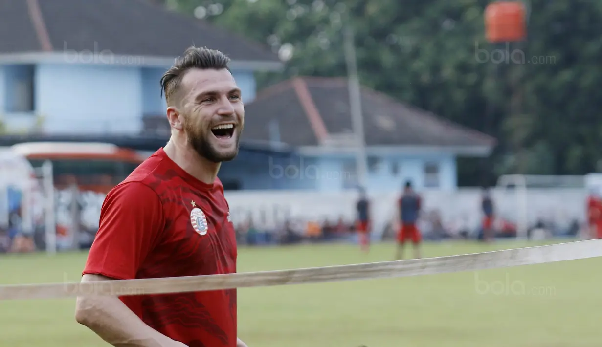 Pemain baru Persija, Marko Simic, tertawa saat mengikuti sesi latihan di Lapangan Sutasoma Halim, Jakarta, Jumat (29/12/2017). Striker asal Kroasia itu dikontrak Macan Kemayoran selama dua musim ke depan. (Bola.com/M Iqbal Ichsan)