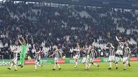 Para pemain juventus merayakan kemenangan atas Atalanta pada laga leg kedua semifinal Coppa Italia di Allianz Stadium, Rabu (28/2). Juventus berhasil memastikan diri lolos ke final setelah mengalahkan Atalanta 1-0. (Andrea Di Marco/ANSA via AP)