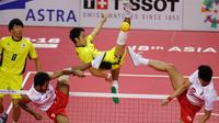 Pemain takraw Indonesia, Saiful  Rijal dan Rizky Rahan Pago menahan tendangan Yuki Sato. (AP Photo/Vincent Thian)
